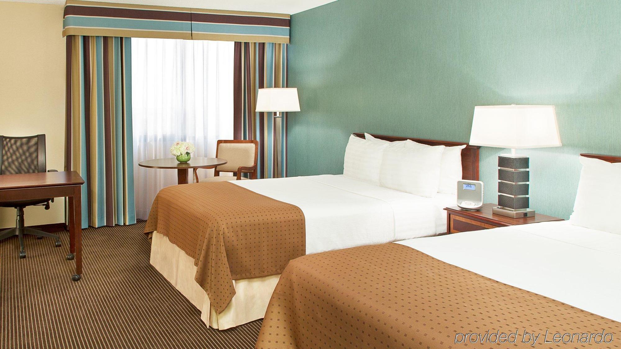 Holiday Inn Toronto - Yorkdale ภายนอก รูปภาพ